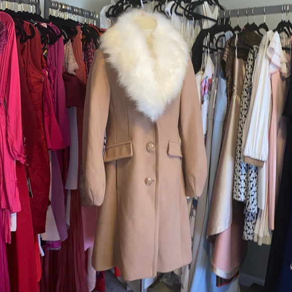 Kate Spade New York
single-breasted wool-blend fit-and-flare coat with faux fur - Picture 3 of 12